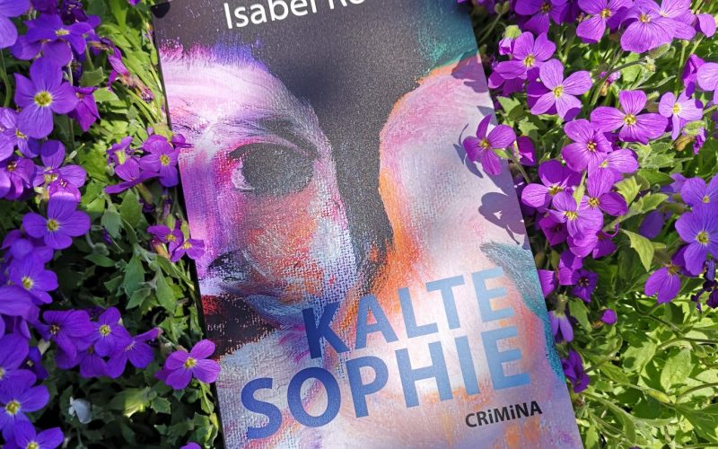 #diepodcastin liest rohner: Regula Staempfli im Talk mit der Krimiautorin Isabel Rohner über KALTE SOPHIE. Sie hat es wieder getan: Die grosse Rohnerin präsentiert ihren sechsten Band der genialen Reihe "feministische Krimis". Es geht auch bei der "Kalte Sophie" um alles: Poesie, Wortwitz, Schalk, Frauen, Männer, Kunstbetrieb, Frauengeschichte, Weltstories, Kanon. Die Rohnerin schafft die besten Dialoge, ist beste Bildungsunterhaltung und extrem spannend. Isabel Rohner gelingt die Genres Humor und düsterer Krimi so excellent zu verknüpfen, dass frau daraus ein Lebensrezept schreiben möchte. laStaempfli ist ein bisschen neidisch und hundertfünfzig Prozent dankbar dafür, dass sie mit Isabel Rohner nicht nur eine der inspirierendsten Gesprächspartnerinnen hat, sondern dass #diepodcastin mit einer literarisch grossen Schriftstellerin gemacht wird.