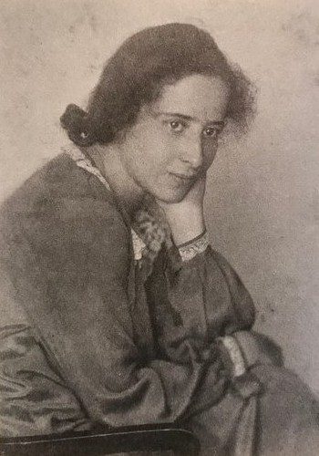 Hannah_Arendt_1924 WikipediaCommons, Urheberrecht expired für die Folge: #diepodcastin der vergangenheit: Isabel Rohner & Regula Stämpfli in einer alten Episode über den Skandal "Die Anstalt" mit gepfefferter #HannahArendtLectures. Das sprechende Denken von Isabel Rohner und Regula Stämpfli begann ab der ersten Folge der #diepodcastin. Diese Folge stammt vom 20. August 2020.