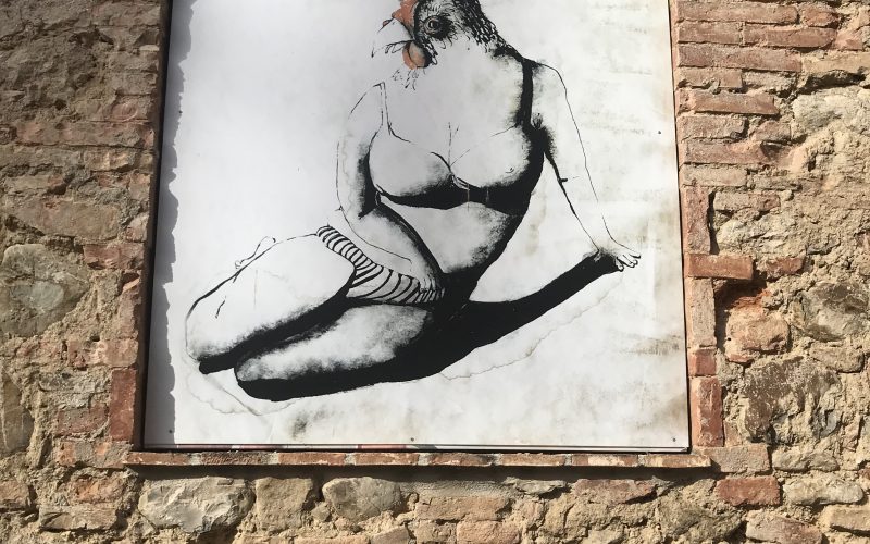 Öffentliche Kunst in Lajatico, fotografiert von Rohnerin Mai 2024 fürDie Podcastin Nonbinaria/Nonbinario: Isabel Rohner & Regula Stämpfli über "Golda", "Sprechakte", Uni Göttingen.
