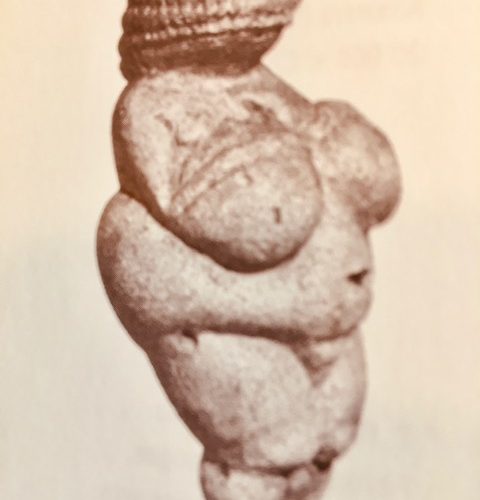 Weise von Willendorf, Frau von Willendorf für #diepodcastin Isabel Rohner & Regula Stämpfli