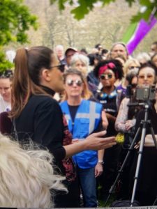 "DIE PODCASTIN über Engagement. Isabel Rohner im Gespräch mit Donna Krasniqi"
