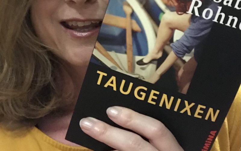 Isabel Rohner mit ihrem Buch Taugenixen für Die Podcastin